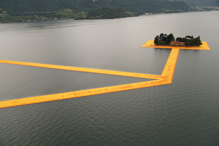Estructuras flotantes. Exploración de cinco intervenciones que redefinen el arte instalativo sobre el agua