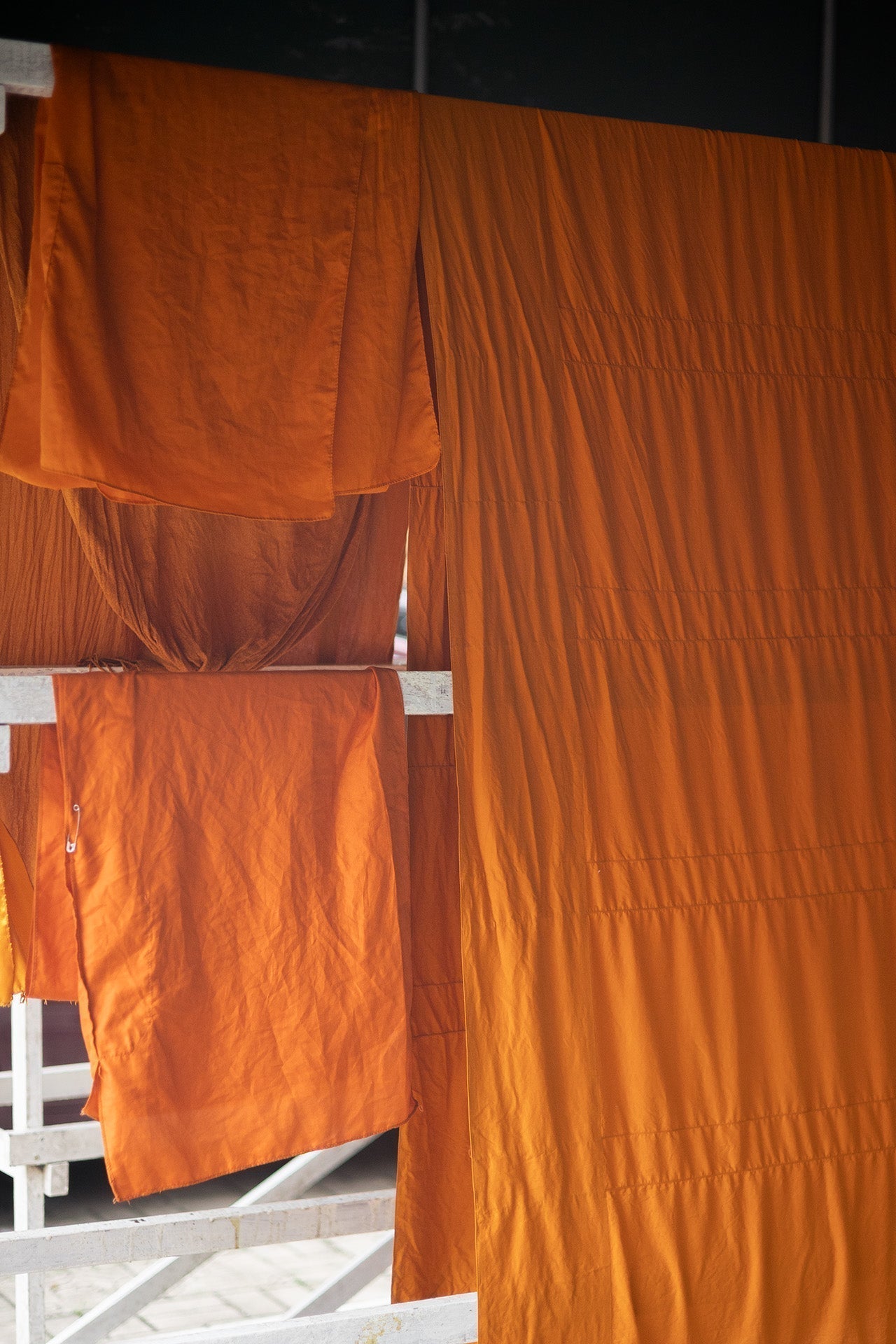 Naranja y blanco. Ropa tendida en un templo budista