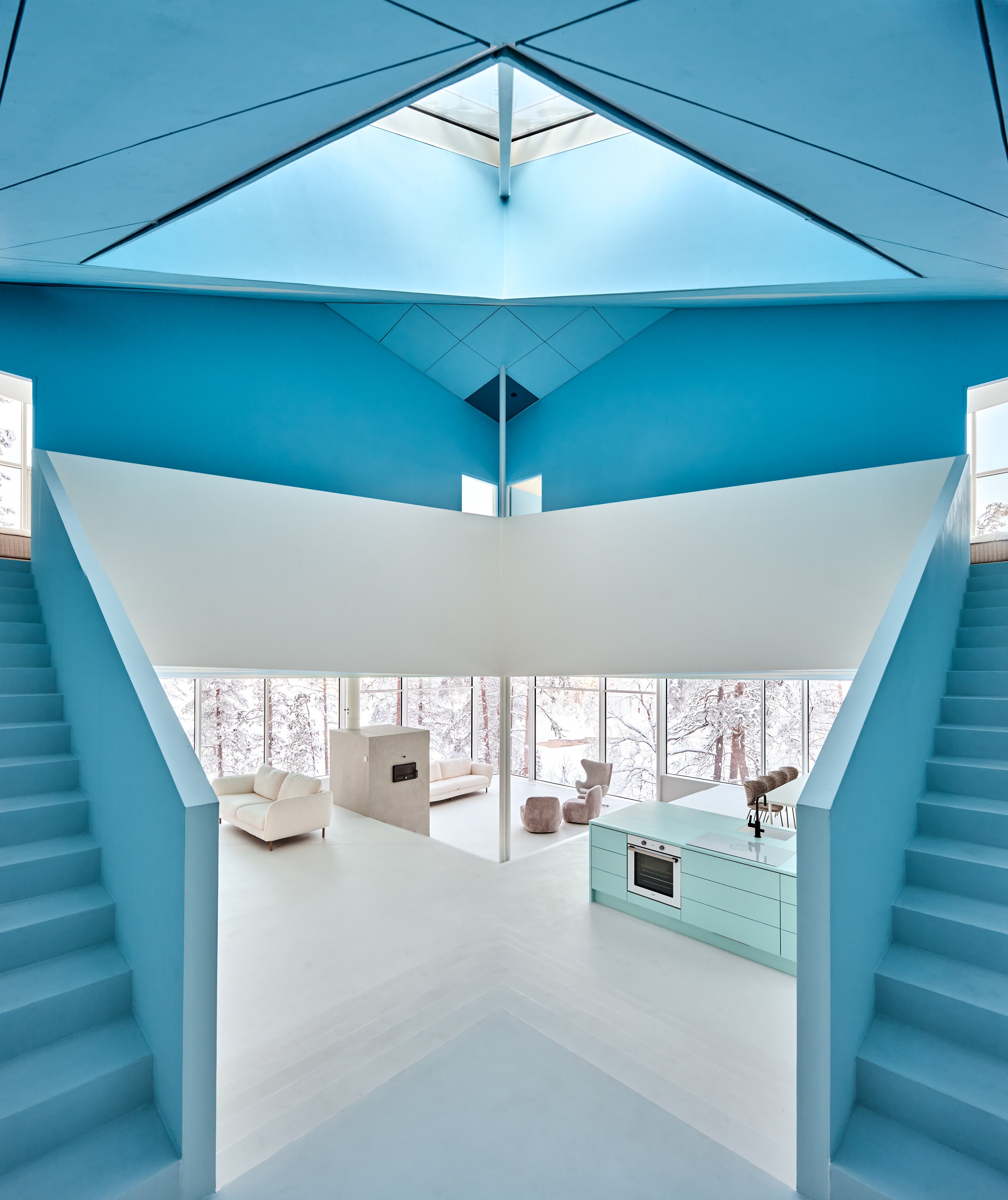 The Cliffhanger, the villa with panoramic views of Finnish Lapland, preserves privacy with an optical interplay that integrates nature into everyday life.